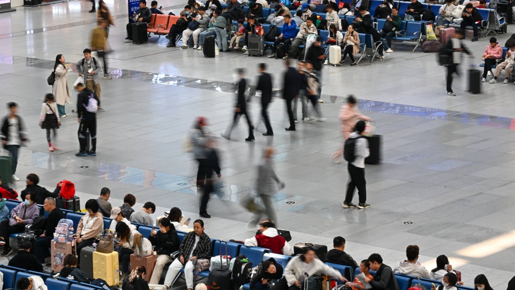 2025年國慶與中秋「雙節合一」8天超長假期，內地跨區域人員流動量累計達到24.33億人次。中新社