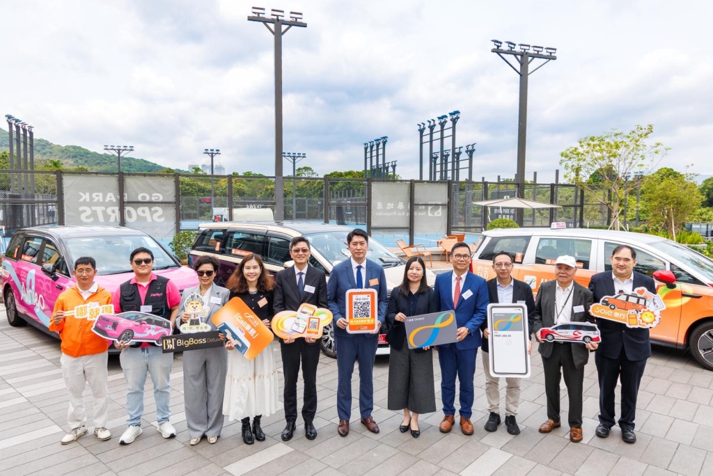 主禮嘉賓與五大的士車隊代表於戶外展示區，與五大的士車隊及印有「八達通 Call 車易」車身廣告的士合影留念。八達通提供