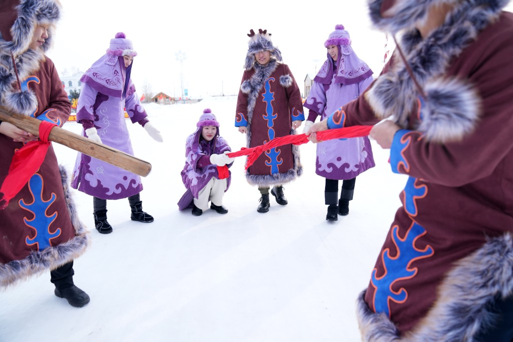 抚远市乌苏镇抓吉赫哲族村，赫哲族青年在雪地上娱乐。新华社