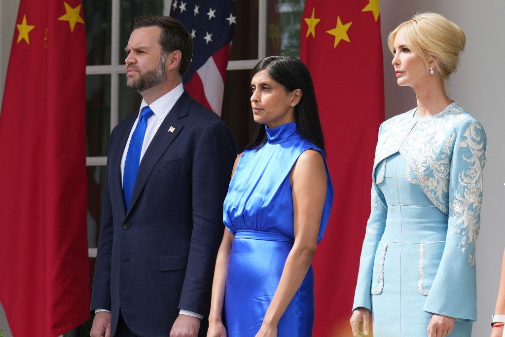 伊万卡身穿中国设计师郭培设计的刺绣礼服，出席白宫的欢迎仪式。美联社