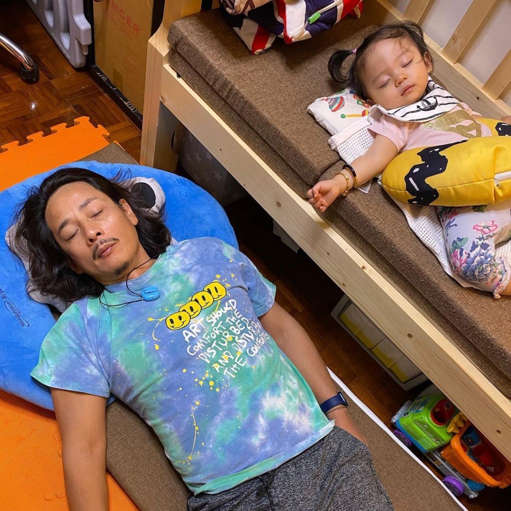 黄泽锋同囡囡睡姿一样，好搞笑。