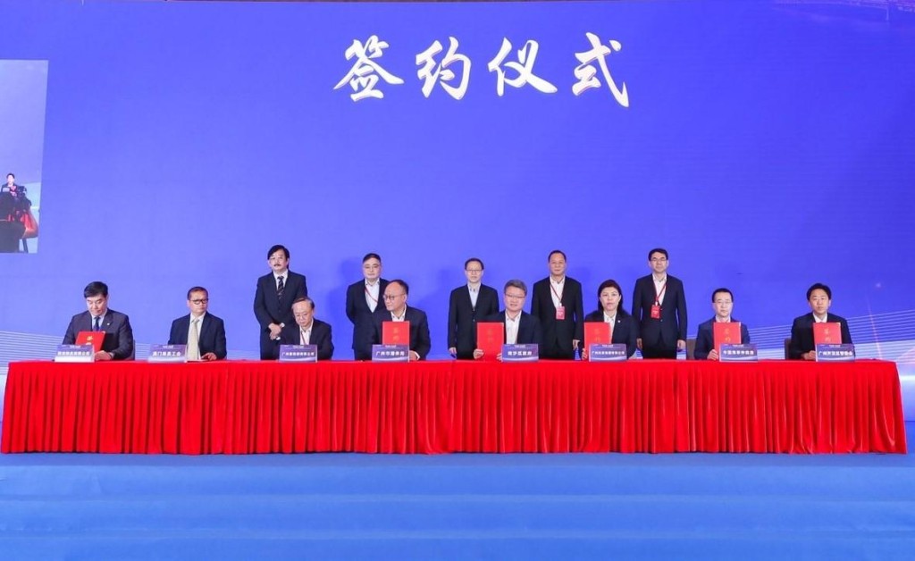 廣州市港務局局長孫秀清（前排左四）於2023年大灣區國際航運大會上簽署合作協議。政府新聞處圖片