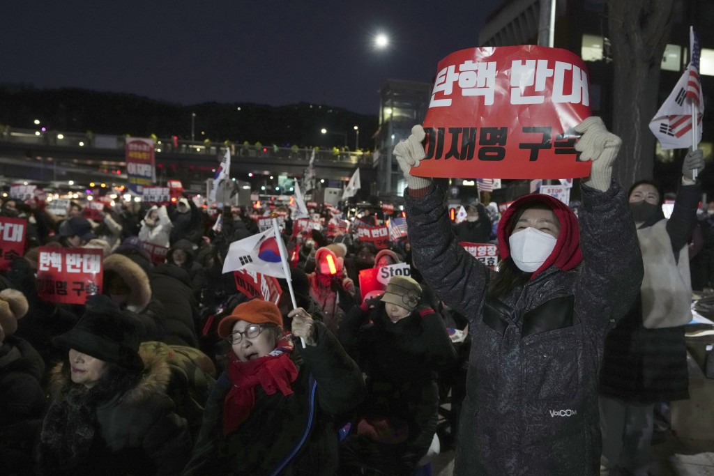 在首爾總統官邸附近，被彈劾的韓國總統尹錫悅的支持者舉行集會，反對法院發出逮捕尹的逮捕令。 美聯社