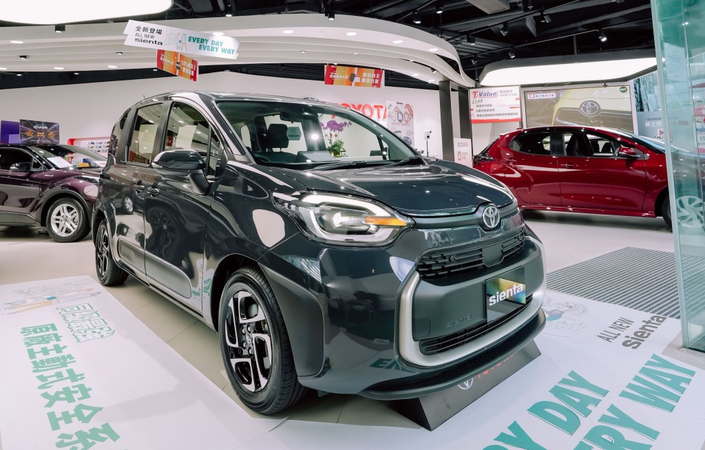 ●刚上市新一代丰田Sienta HEV混能版七座小车同样以悭油作招来，车价$279,450相比电动车便宜一大截。