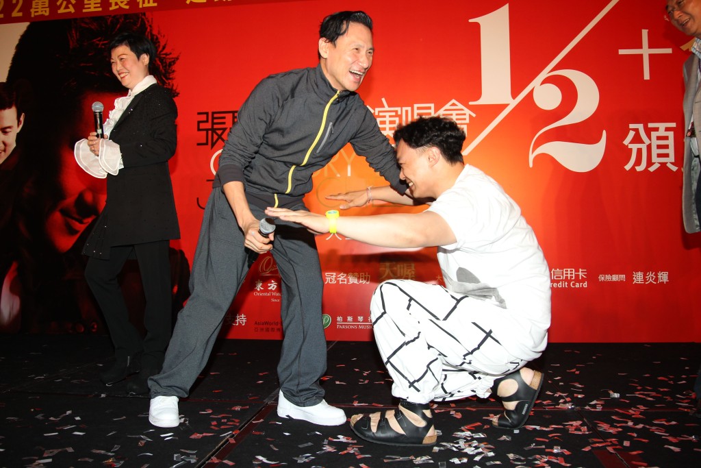 陳奕迅、張學友兩個不同年代嘅「歌神」。