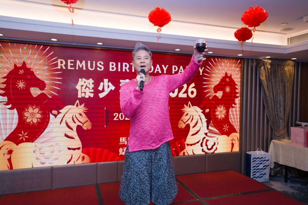 穿着红色上衣的杰少风骚出场！