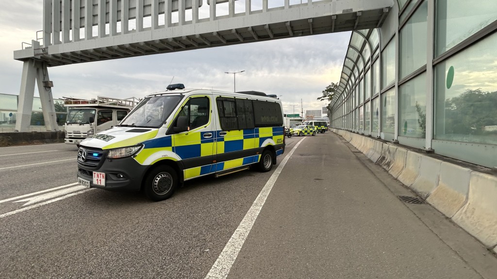 清理現場期間，道路唯一行車線封閉，交通繁忙。