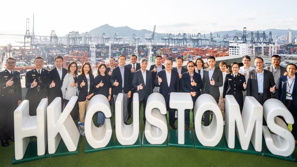 禁常会委员参观葵涌海关大楼，了解香港海关最新的缉毒工作。政府新闻处