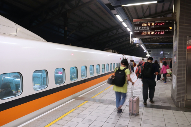 台灣高鐵推動寧靜車廂政策,手機「外放」或被拒載。中時 台灣高鐵推動寧靜車廂政策,手機「外放」或被拒載。中時