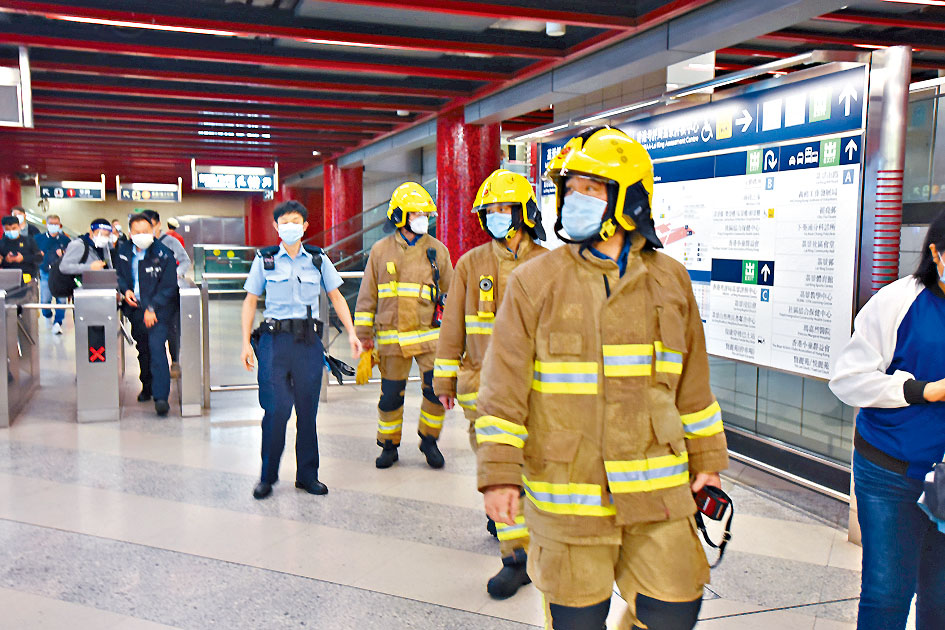 警方及消防員到荔景站調查。