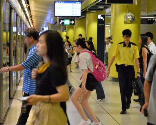 港鐵明起10個站設樣本收集包派發機。資料圖片