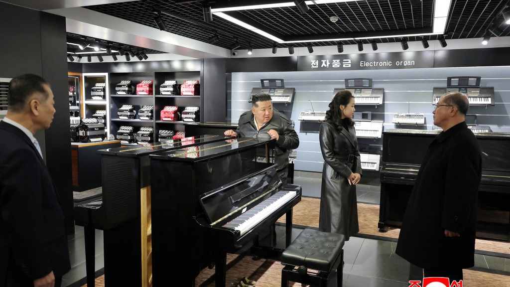 金正恩與金主愛視察「晨星大街」樂器行。 路透社