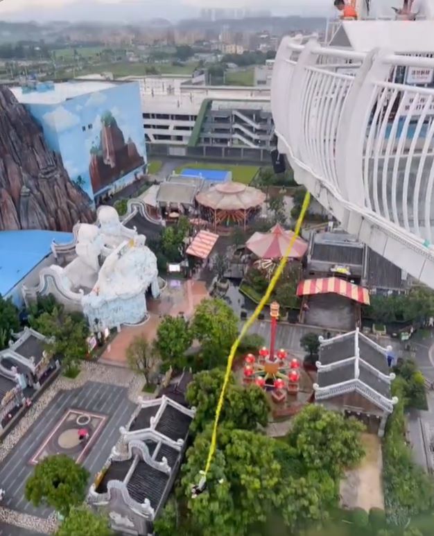 广州花都融创乐园的笨猪跳项目约45米高。小红书