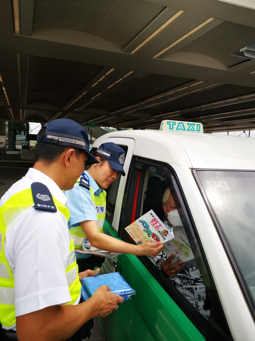 警方在各區進行教育及宣傳活動，向市民及訪港旅客派發紀念品及宣傳單張。警方提供