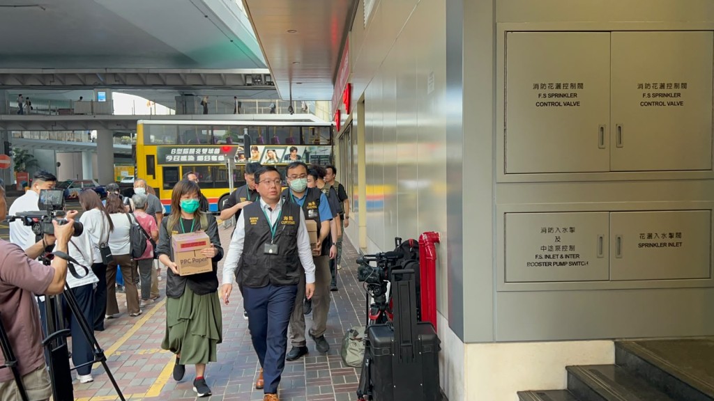 海關今日到上環一商廈單位搜證。曾志恒攝 海關今日到上環一商廈單位搜證。曾志恒攝