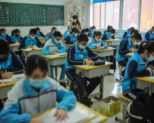 內地教育部及衞健委指示低風險地區校內學生不需戴口罩。（新華社資料圖片）