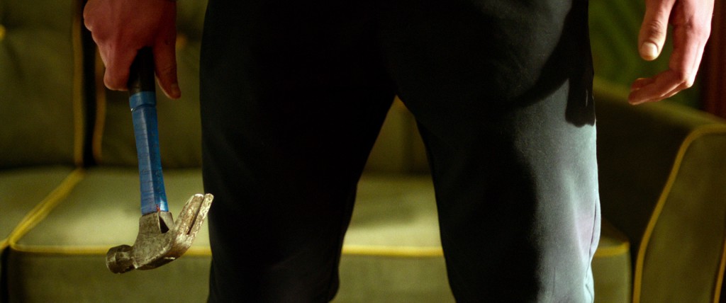 麥威好聽話，拎個鎚就上門。