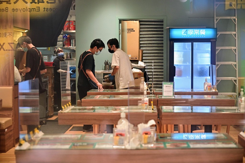 四季常餐職員留在店面不能離開。