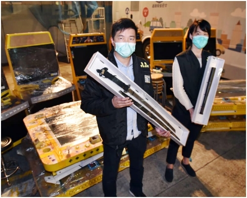 警員在汝州街一單位內檢獲一把武士刀及一支棍狀電筒。