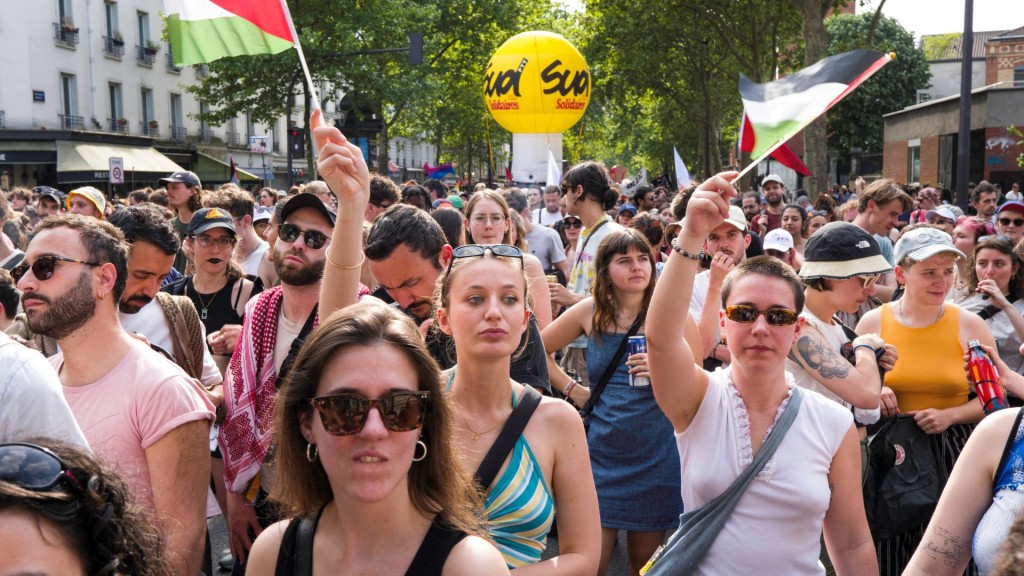  CGT、FSU、SOLIDAIRES工會和學生會在巴黎勞動節遊行中呼籲大家反對極右翼，爭取和平與社會正義。 法新社