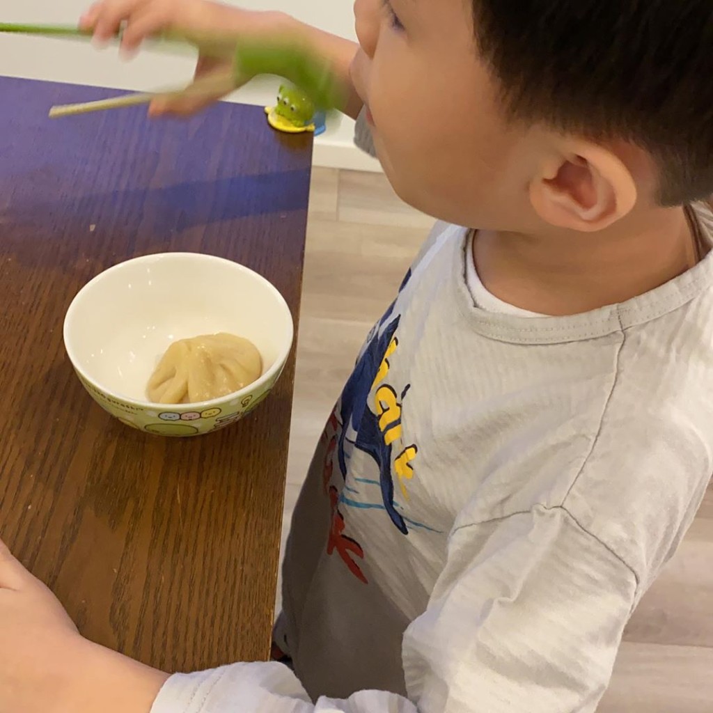 細仔Evan食得好開心,仲食晒添。