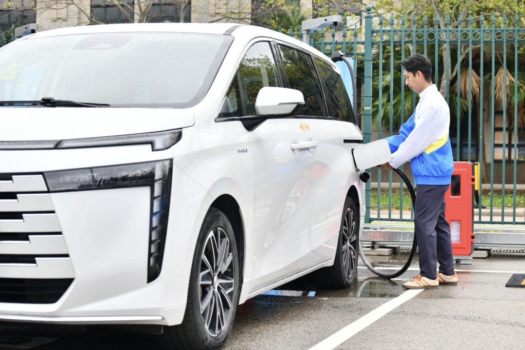 充電站由中電源動建設及營運，距離港珠澳大橋香港口岸約10分鐘車程。