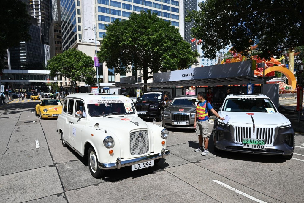 75辆不同著名品牌的汽车，由中环遮打道出发，途径中环海滨、尖沙咀星光大道、西九文化区，终点是迪士尼乐园。