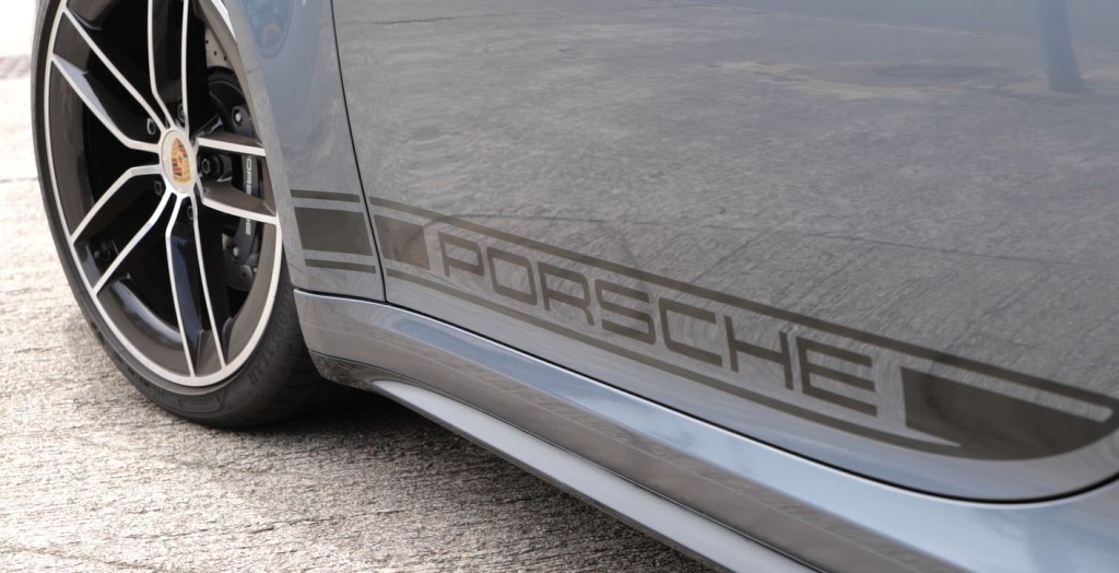 2025年版保時捷Porsche 911 Carrera Cabriolet (992.2)測試車額外貼上經典款式車花。