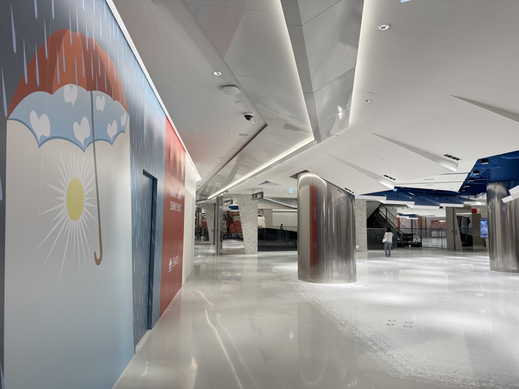 啟德SOGO雙子匯二期「SNDO 三道」今日開業，但人流較少。