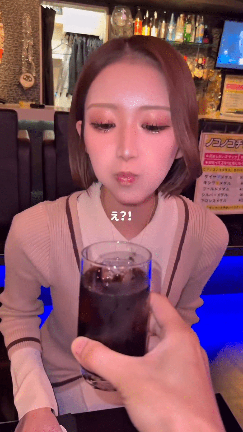 服务生竟当场口含牛奶，其后直接将牛奶喷吐入咖啡杯中。
