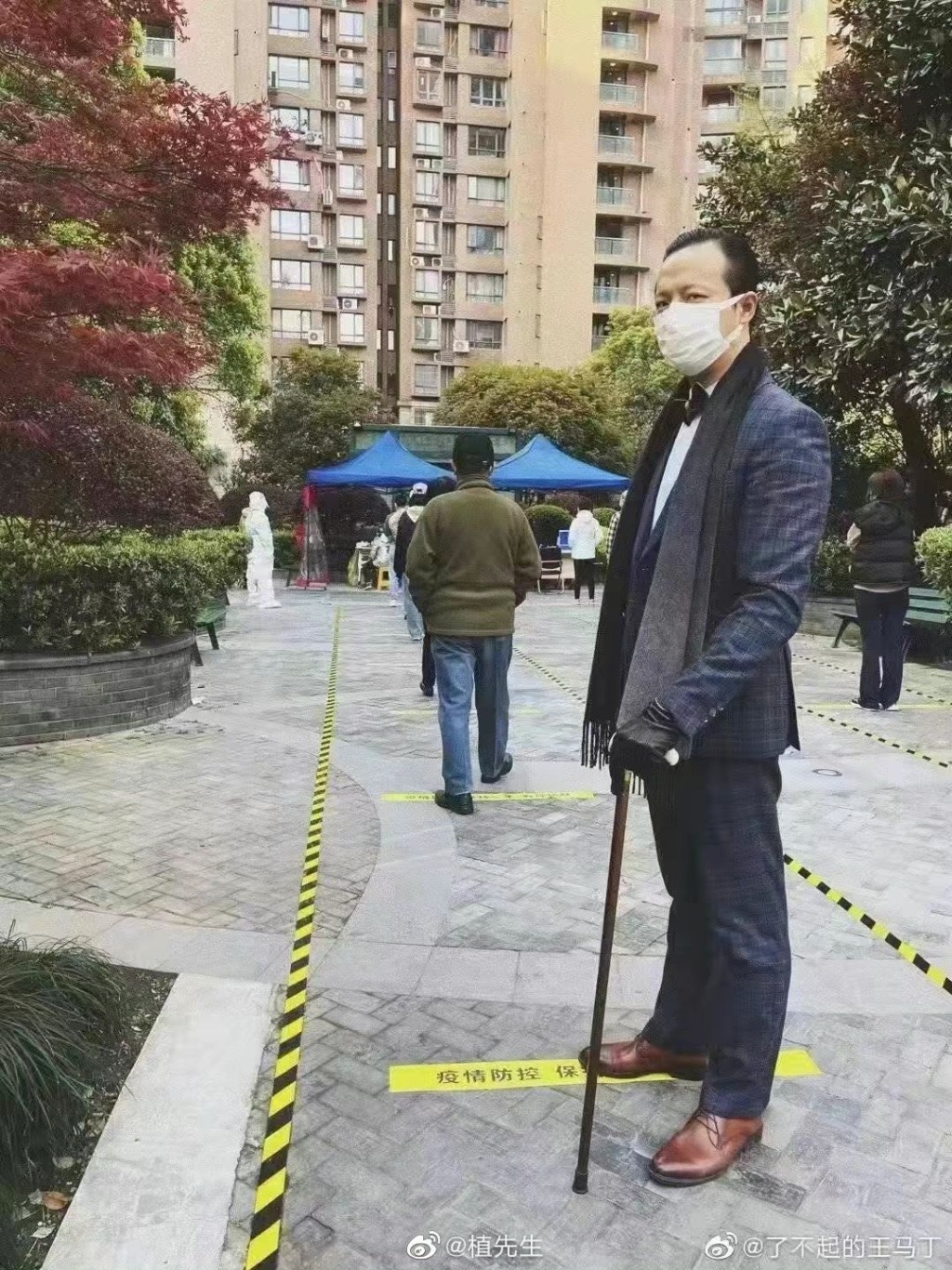 上海大叔西装加颈巾，悉心打扮去做核酸检测。