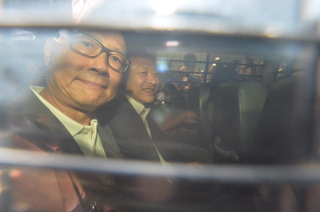 即時入獄的戴耀廷（右）、陳健民由囚車送往荔枝角收押所。