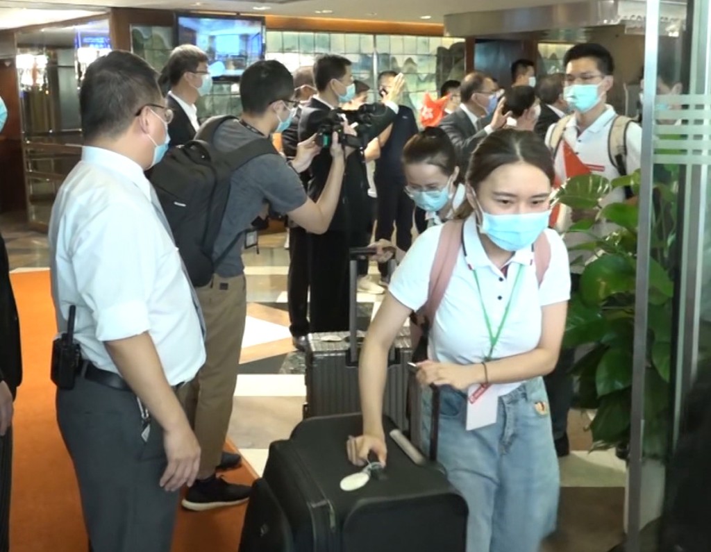 內地核酸檢測支援隊今日離港。 港台影片截圖