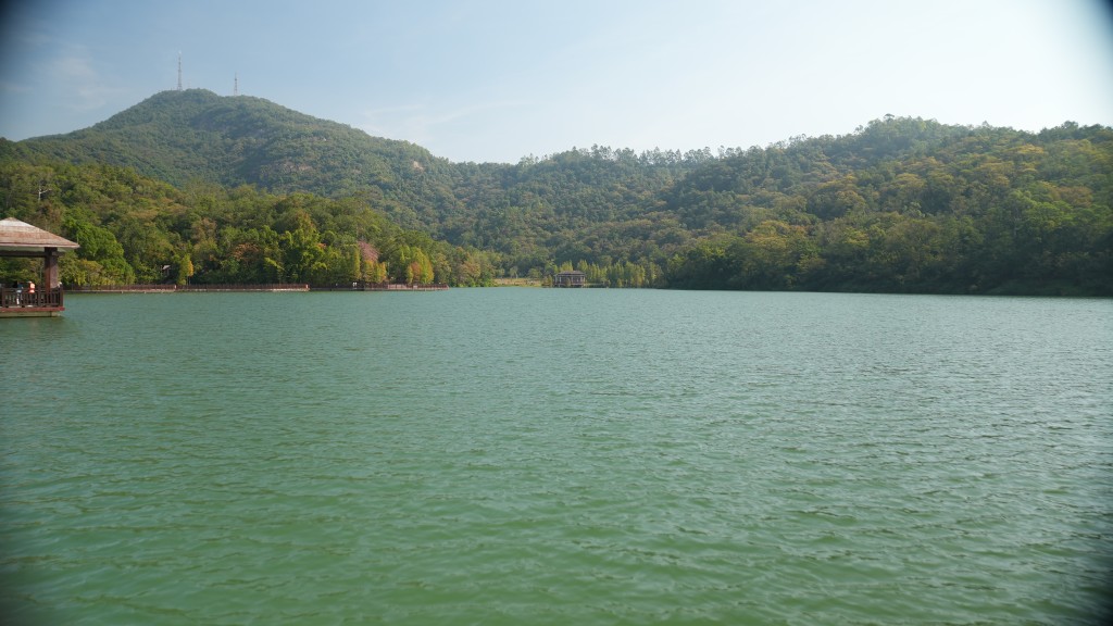 以其壯觀的巨石和美麗的湖泊聞名，故被喻為「廣東省小九寨溝」
