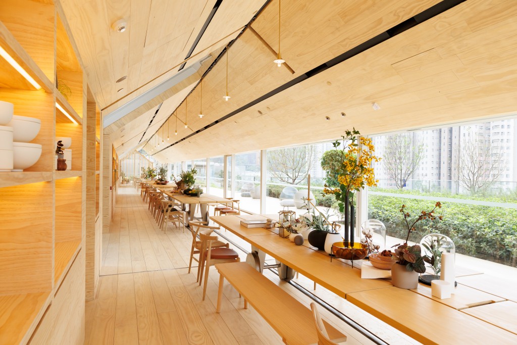 Farm House會所的「農景廚館」屬半開放式地區,並使用港鐵舊的路軌連接長檯,最多可駁成30米長的長檯,容納約60人。