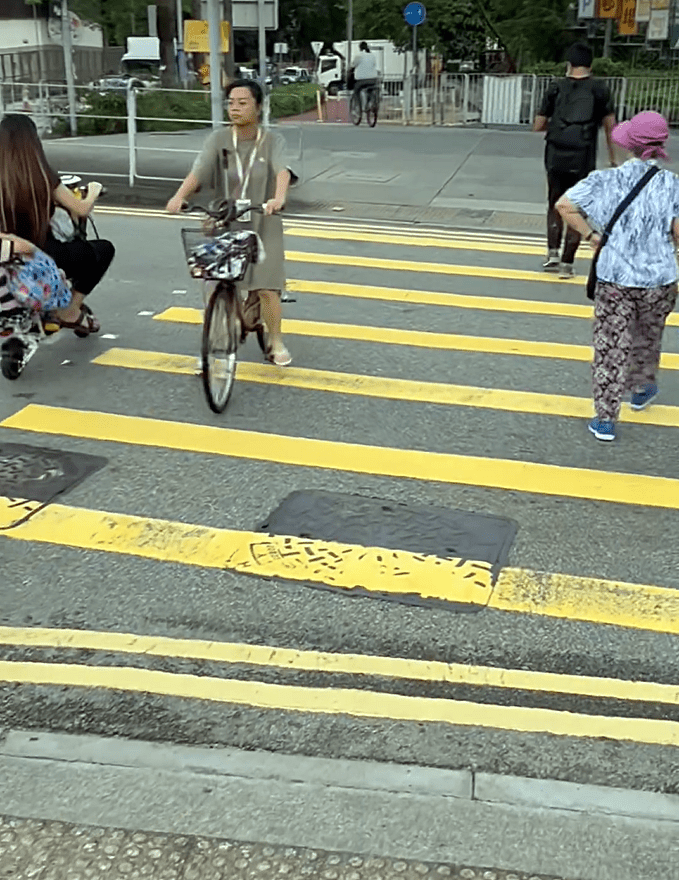 电动单车向着朗屏邨方向而去。fb：元朗人