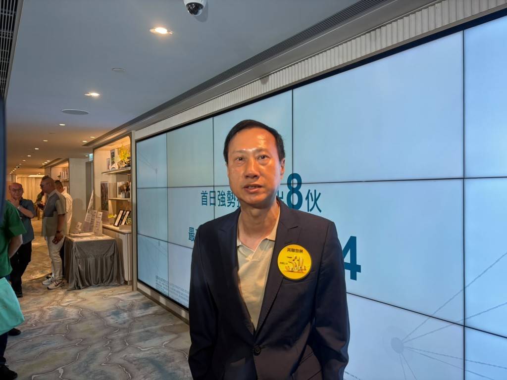 美聯高級董事布少明表示，該行錄得有大手客斥資約2,300萬元，購入2伙高層3房。