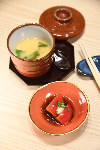 現時的前菜是來自靜岡的番茄及蒸蛋，前者以柚子醋、蒜花及蒜蓉調味，後者滑溜滋味。