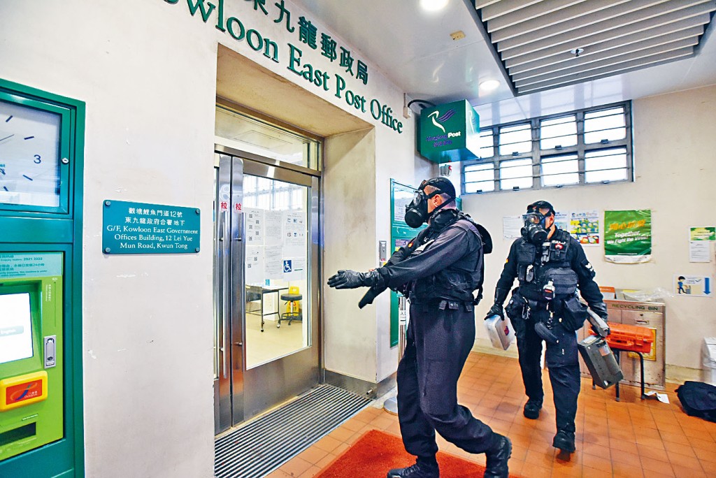 ■爆炸品处理课人员戴上防毒面具入邮局检验可疑信件。