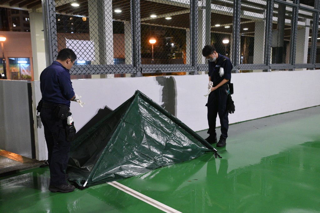 警方到场后调查，并用绿色帐篷覆盖雀尸。尹敬堂摄