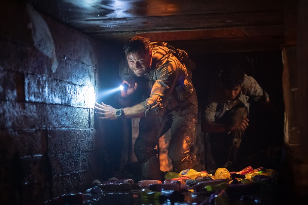 Chris要同人質一齊匿埋喺全世界最臭嘅下水道。