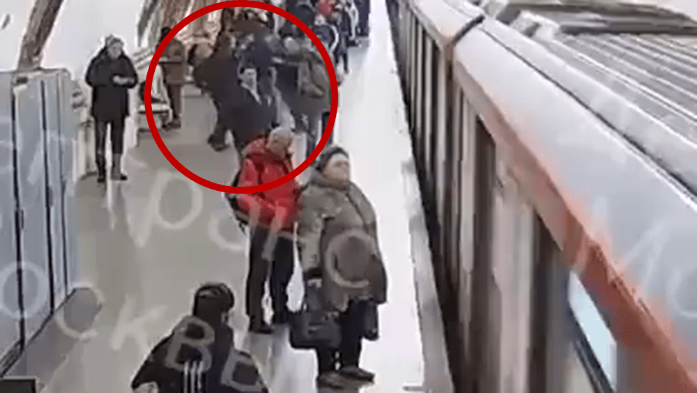 月台上有乘客見狀後，立即將行兇者制伏。