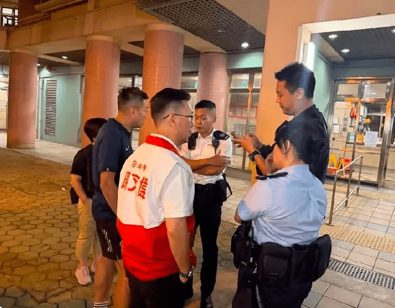 屯門區議員陳文偉聯同警員、副校長、學校社工一行八至九人事發兩小時內上門家訪。(網圖) 屯門區議員陳文偉聯同警員、副校長、學校社工一行八至九人事發兩小時內上門家訪。(網圖)