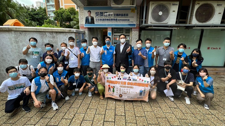 吳傑莊與梁宏正到葵涌邨探訪基層戶。