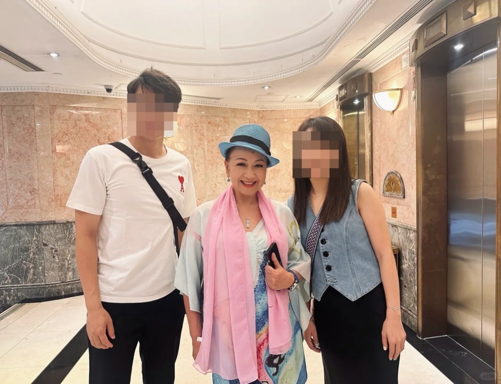 有網民昨日（1日）在小紅書分享兩張遇見薛家燕的照片。
