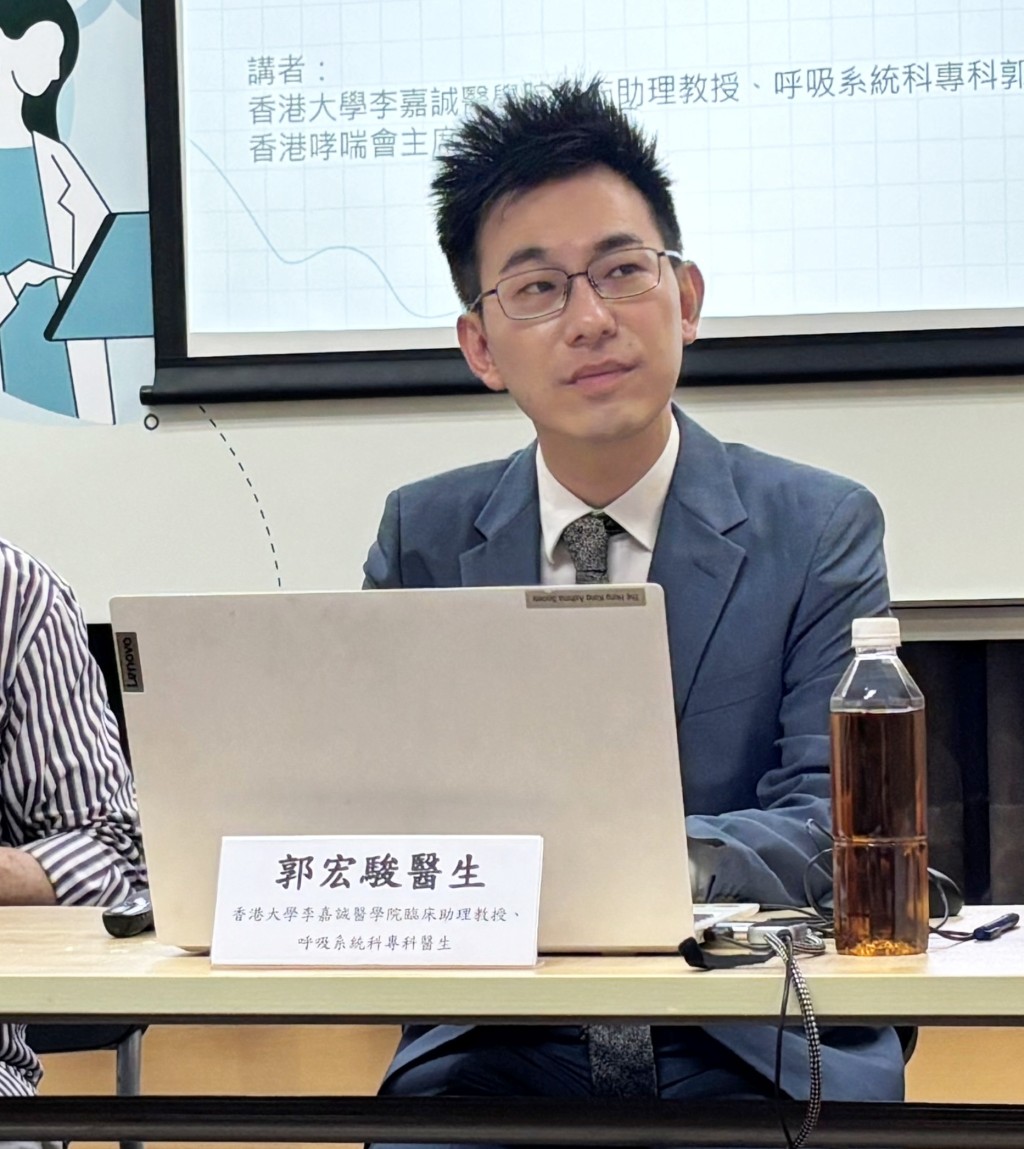 郭宏駿指,慢阻肺病的主要成因包括吸煙、空氣污染,以及職業性長期接觸粉塵、煙霧或化學品。 郭宏駿指,慢阻肺病的主要成因包括吸煙、空氣污染,以及職業性長期接觸粉塵、煙霧或化學品。