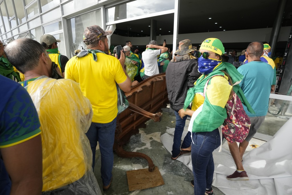 大批支持前总统博索纳罗及拒绝接受去年大选结果的群众和极右示威者，冲击国会大楼等。AP