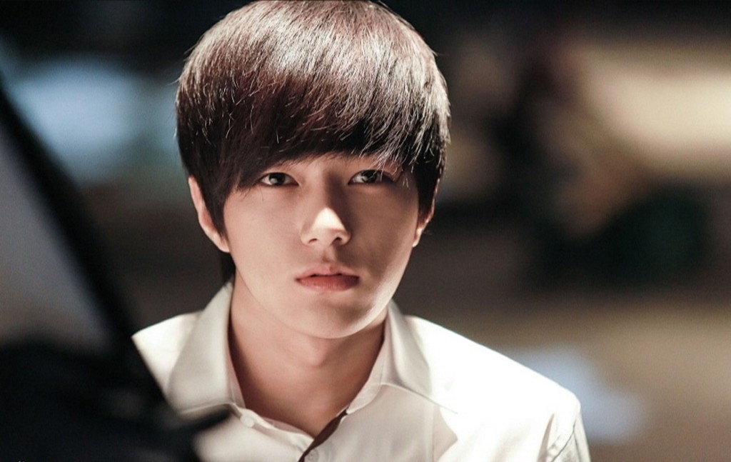 曾在爆紅韓劇《主君的太陽》中，扮演主角蘇志燮的少年時期。