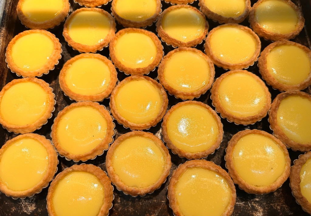 廣州傳統糕點｜2. 廣州明華餅店馳名美食出爐蛋撻，要趁熱吃。(圖片來源：微博@明華餅店)