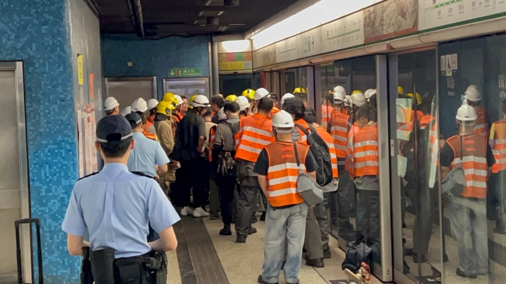 大批消防及港鐵人員在場檢查。 大批消防及港鐵人員在場檢查。